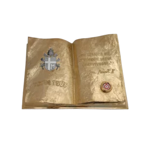 Relikwiarz w formie księgi z herbem papieskim i cytatem św. Jana Pawła II – dzieło sakralne ARTBRASS