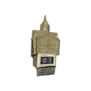 Relikwiarz z kamieniem z Nazaretu – złocona oprawa z wizerunkiem bazyliki Zwiastowania