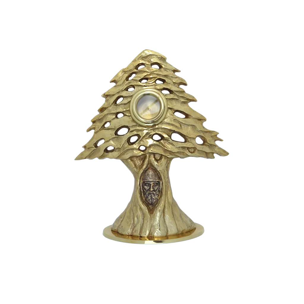 Relikwiarz św. Charbela w kształcie złotego drzewa cedrowego z wizerunkiem świętego i miejscem na relikwie.