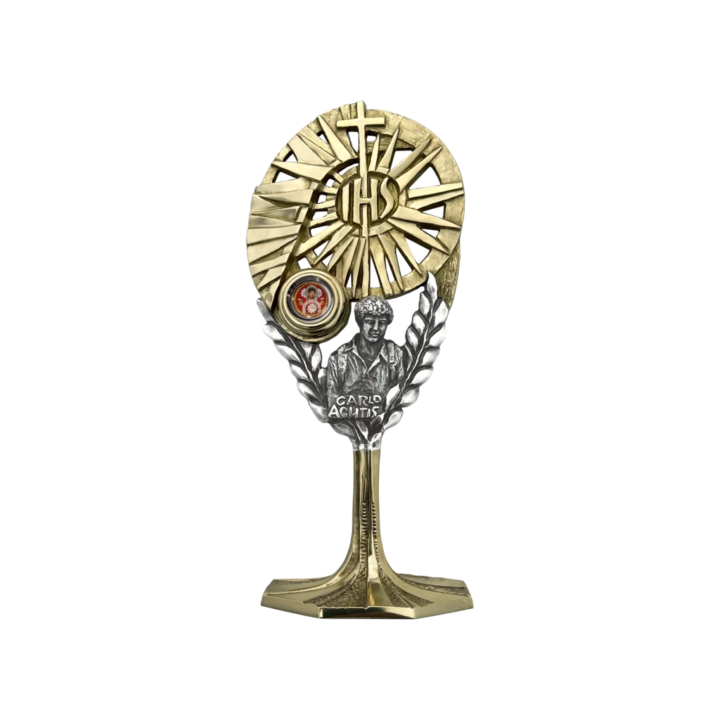 Relikwiarz bł. Carlo Acutisa – złoto-srebrna figura z symbolem IHS i liśćmi laurowymi.