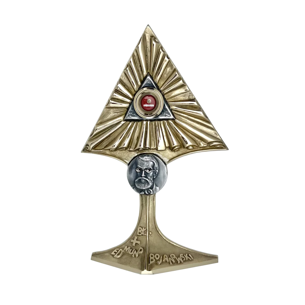 Relikwiarz z relikwiami bł. Edmunda Bojanowskiego – patrona rodzin, dzieci i wychowawców, ozdobiony trójkątną aureolą z promieniami.