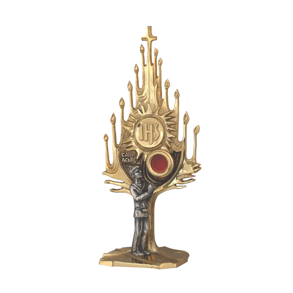 „Relikwiarz bł. Carlo Acutisa w formie złotej konstrukcji z płomieniami i symbolem IHS, patron młodzieży i internetu”